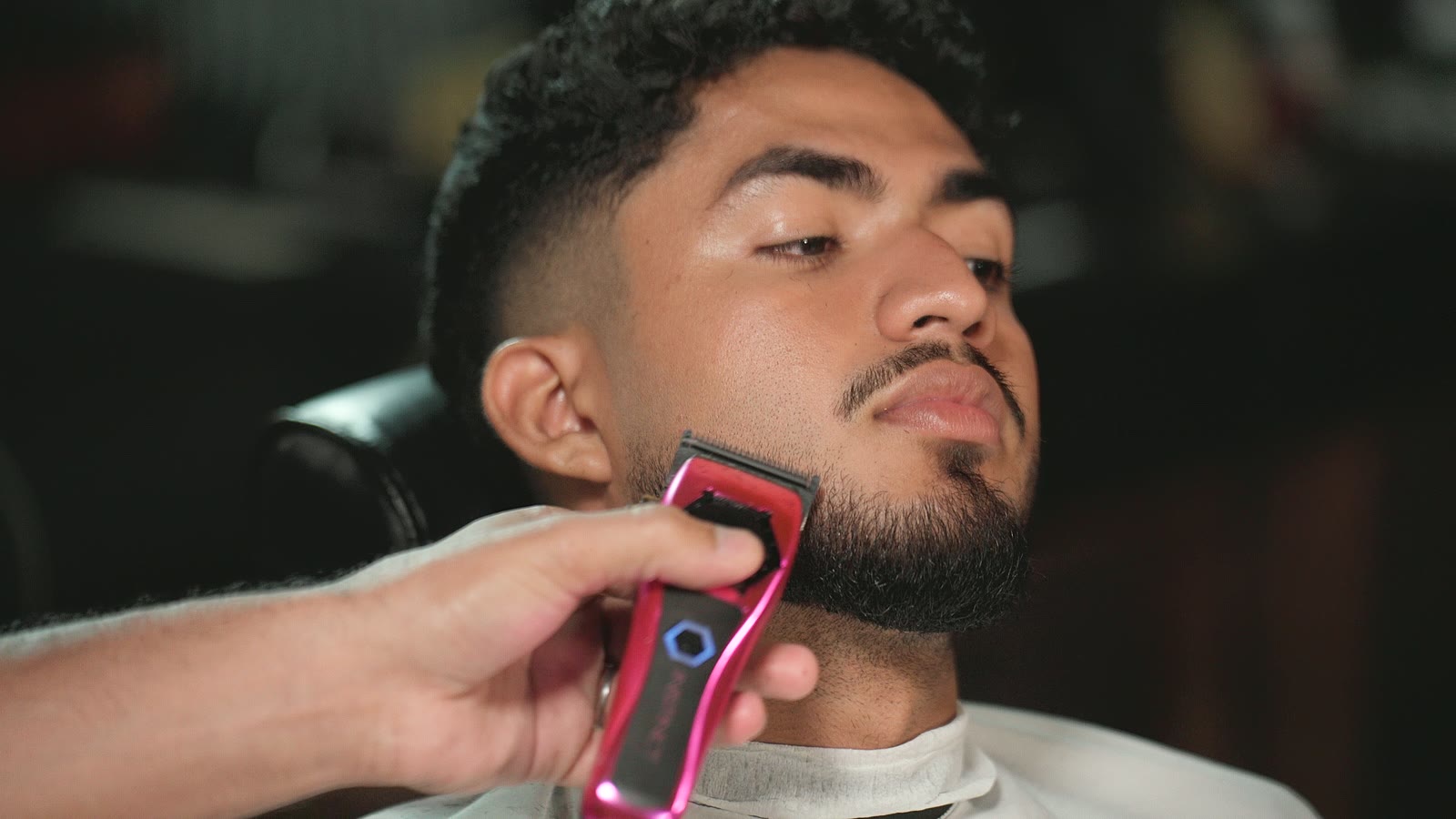 Fade na barba com a máquina